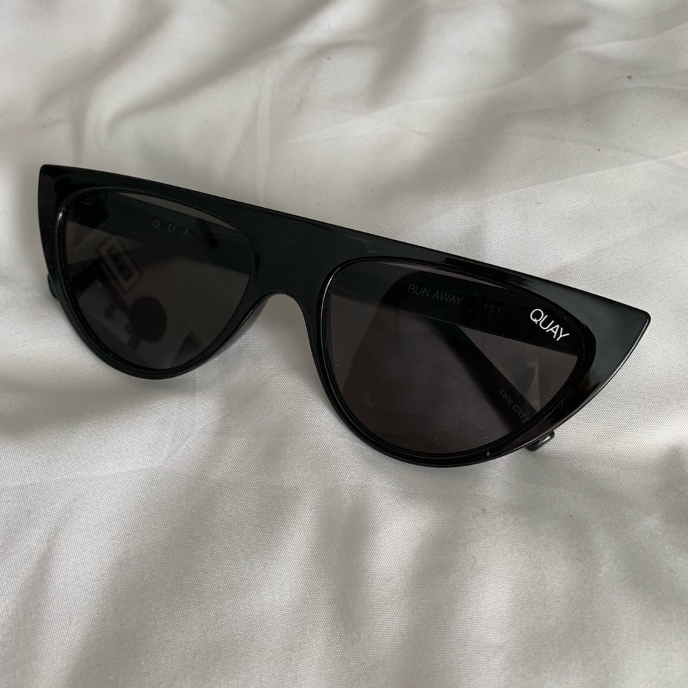 QUAY runaway 111 sun glasses